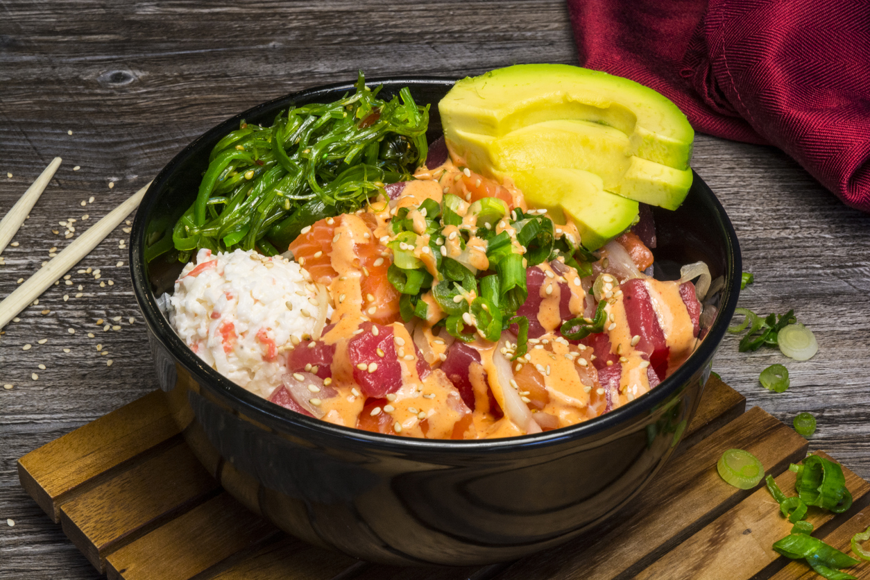 Poke Bowl saumon avocat accord vin brut effervescent Papoté